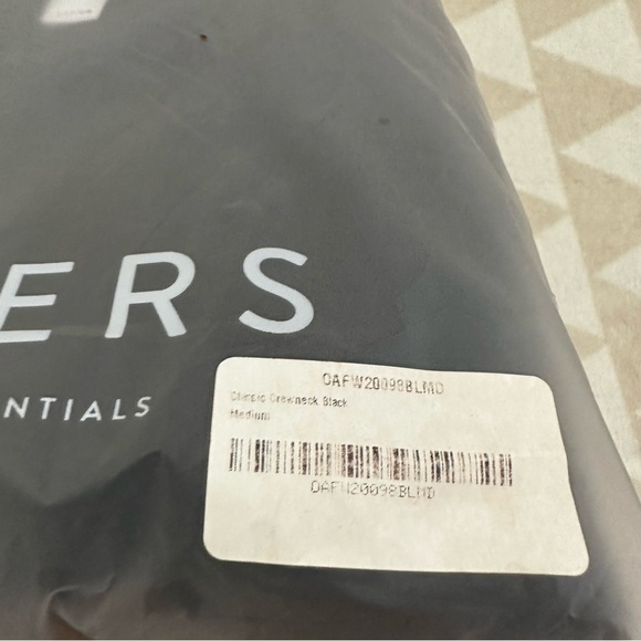 NWOT olivers apparel men’s classic crewneck sweater black - Picture 2 of 2